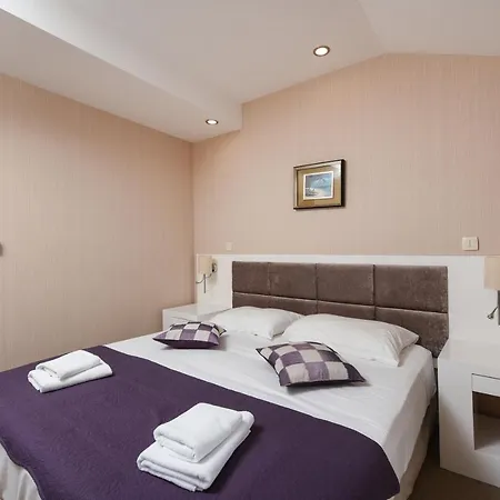 מלון Family Zane פג