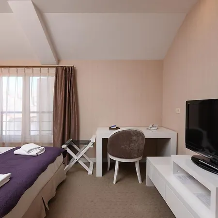 Family Zane 4* باغ